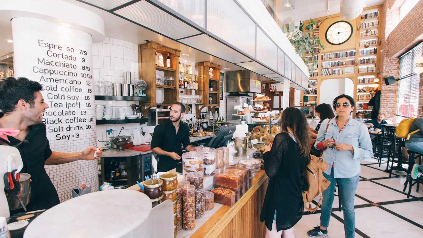 Comptoir d'un café au moment du service du matin