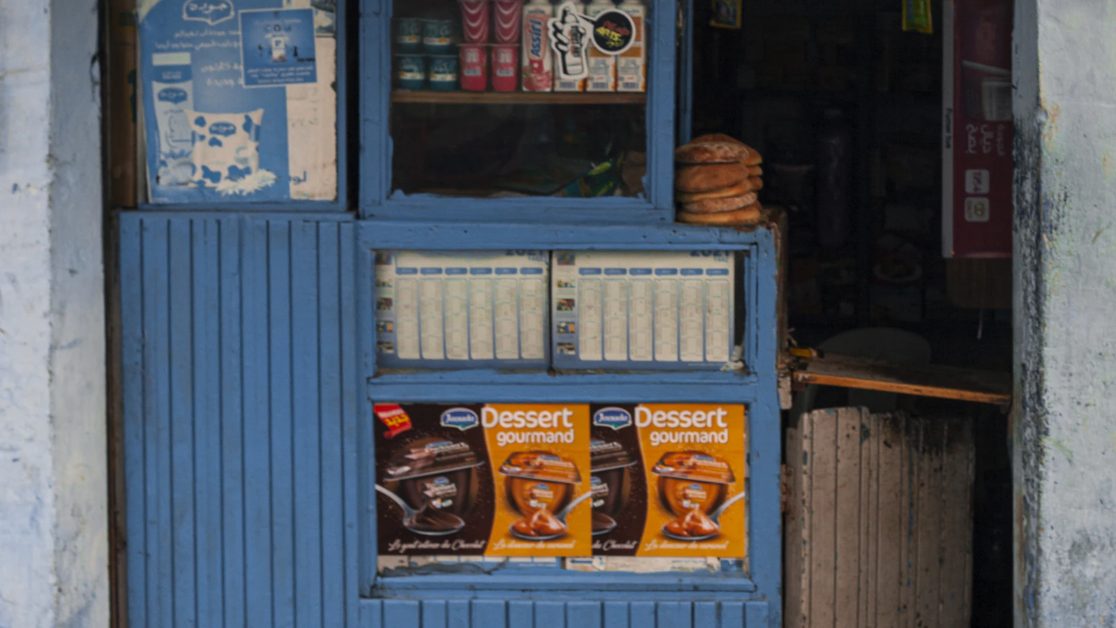 Comptoir d'un commerce marocain avec sa caisse