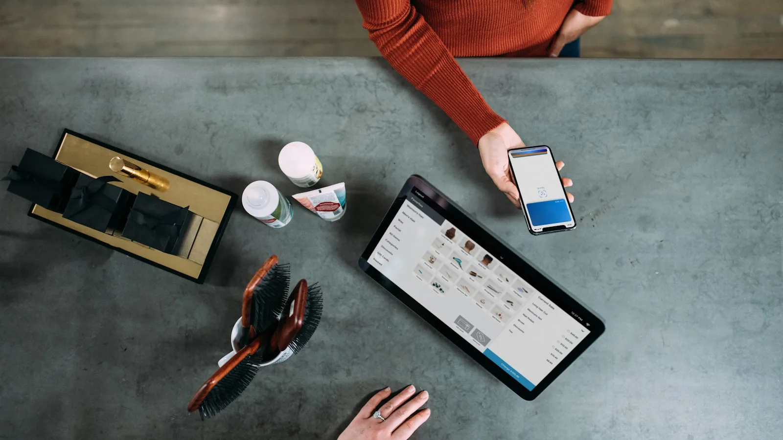 Encaissement dans une boutique équipée d'une caisse sur tablette