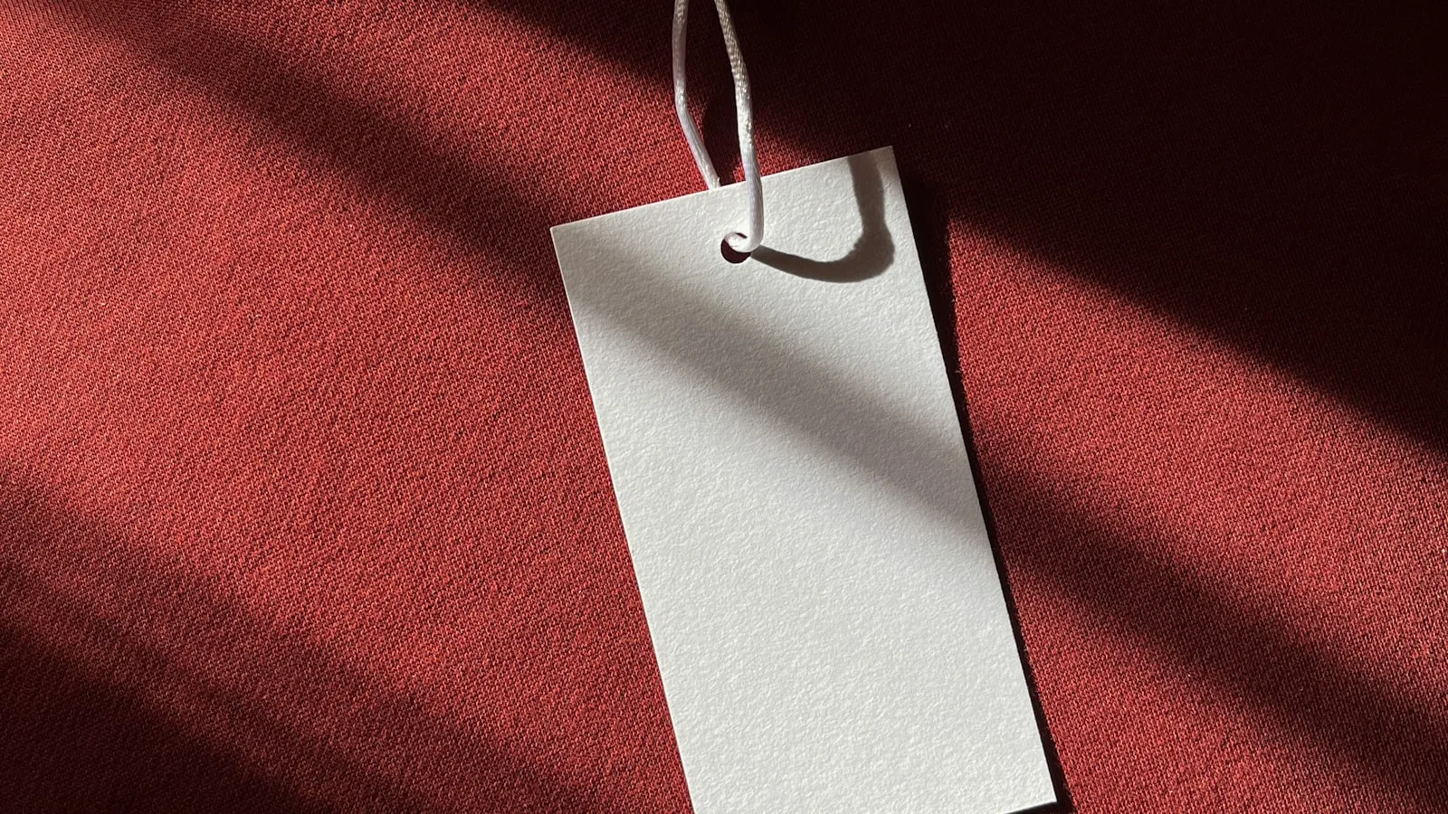 Étiquettes, tailles et gestion de stock dans une boutique de vêtements