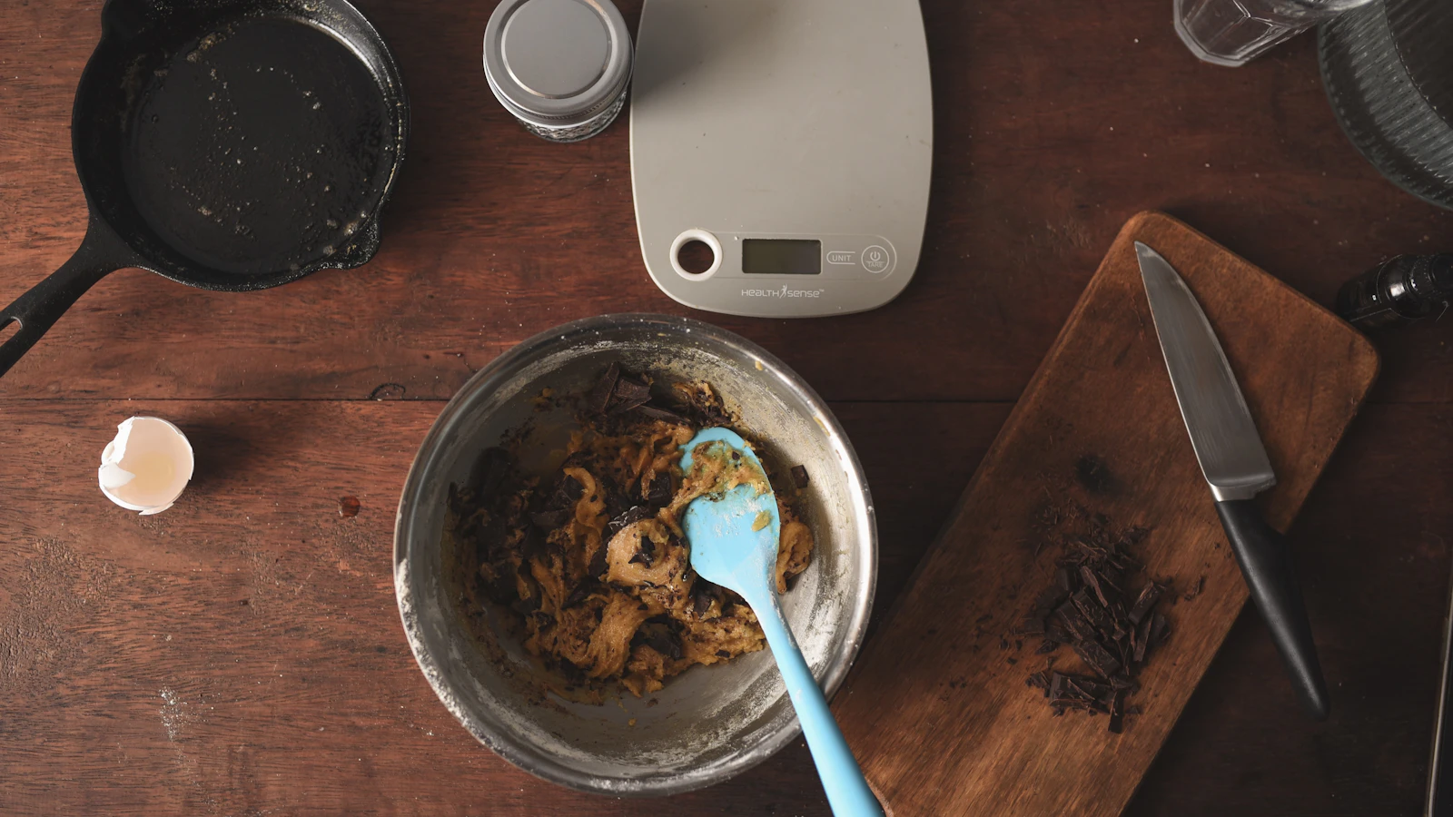La fiche technique commence par une pesée, une seule fois, sérieusement