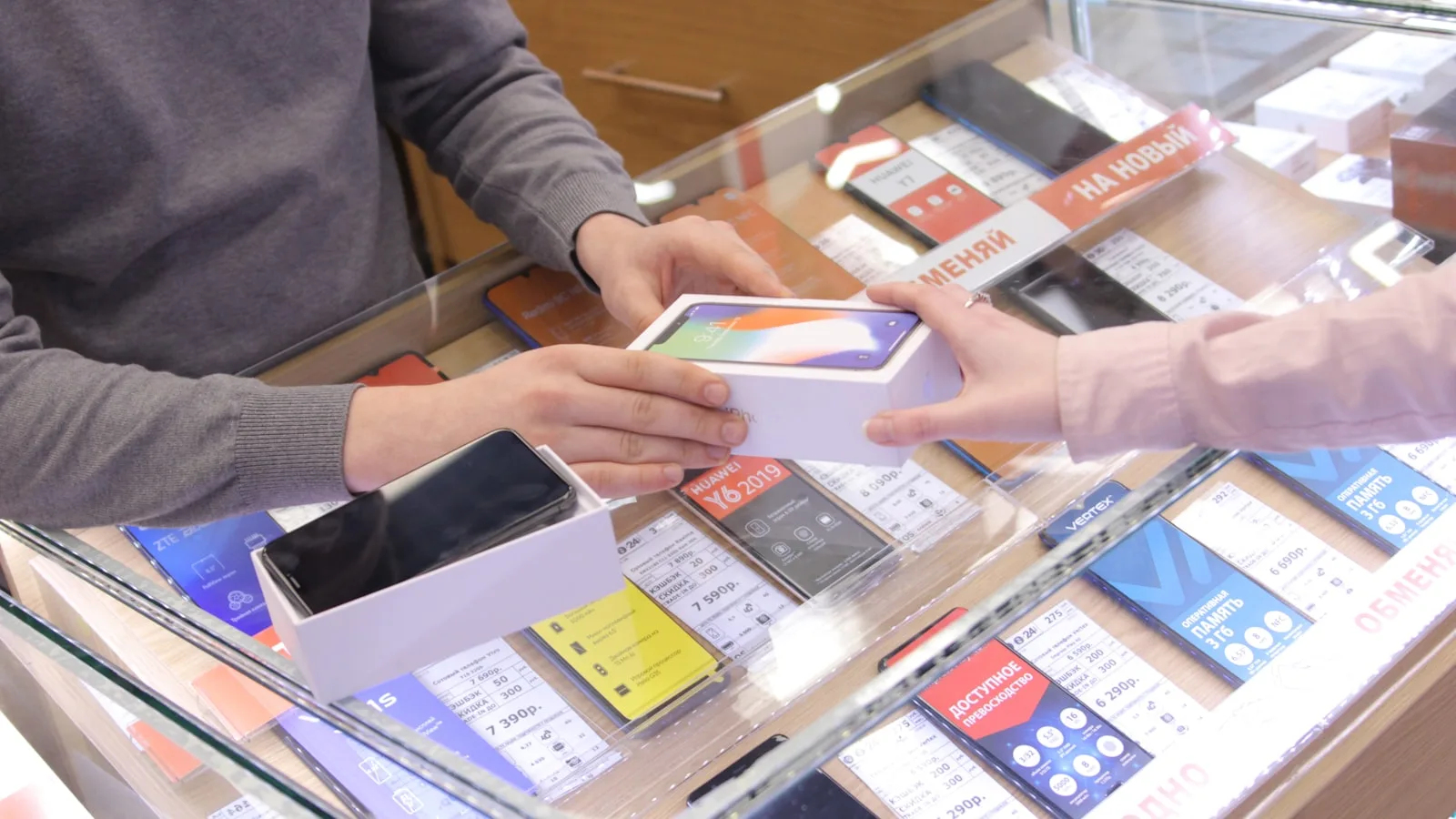 Commerçant utilisant une application de caisse sur mobile