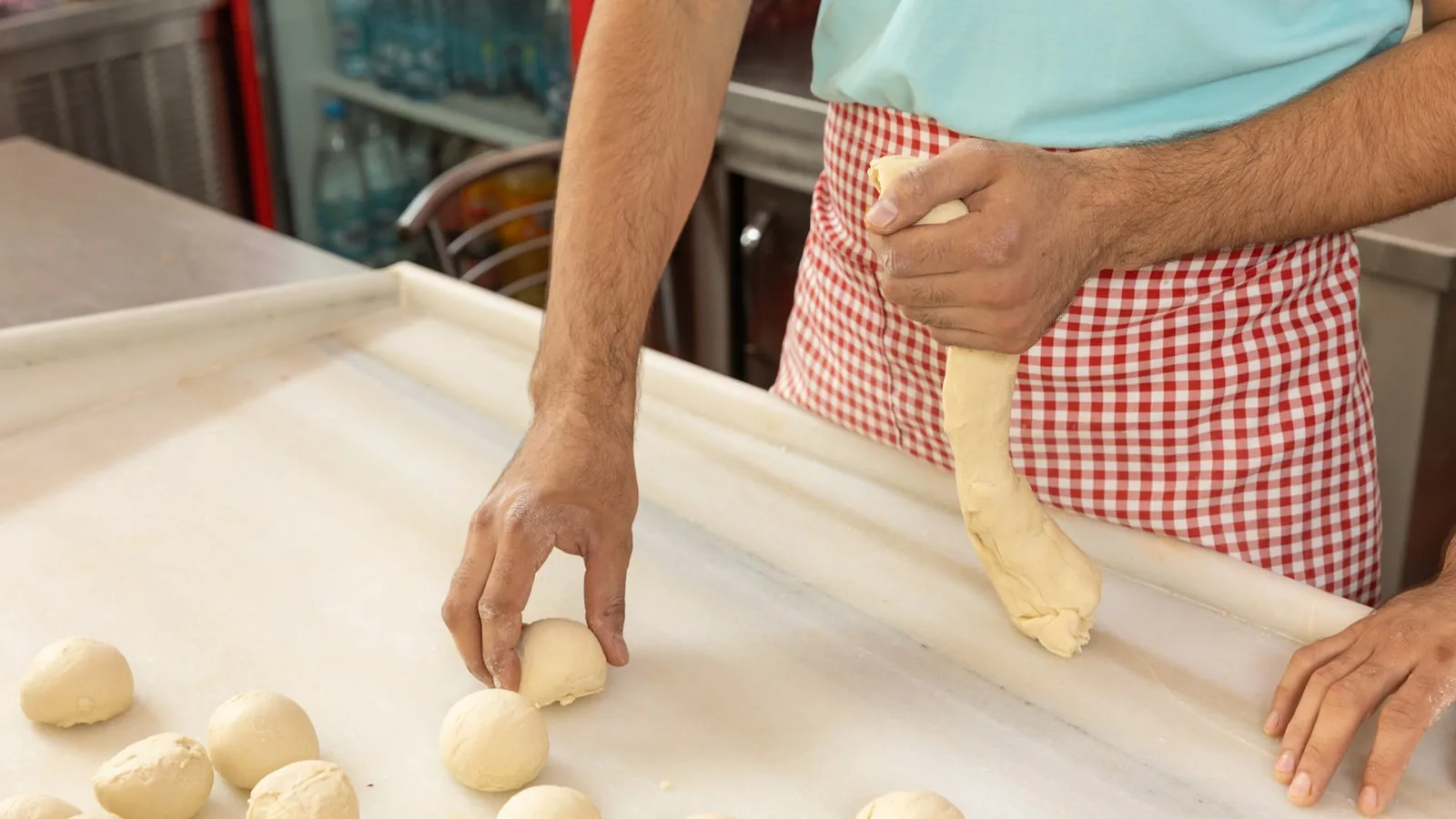 Production et fournées dans une boulangerie marocaine