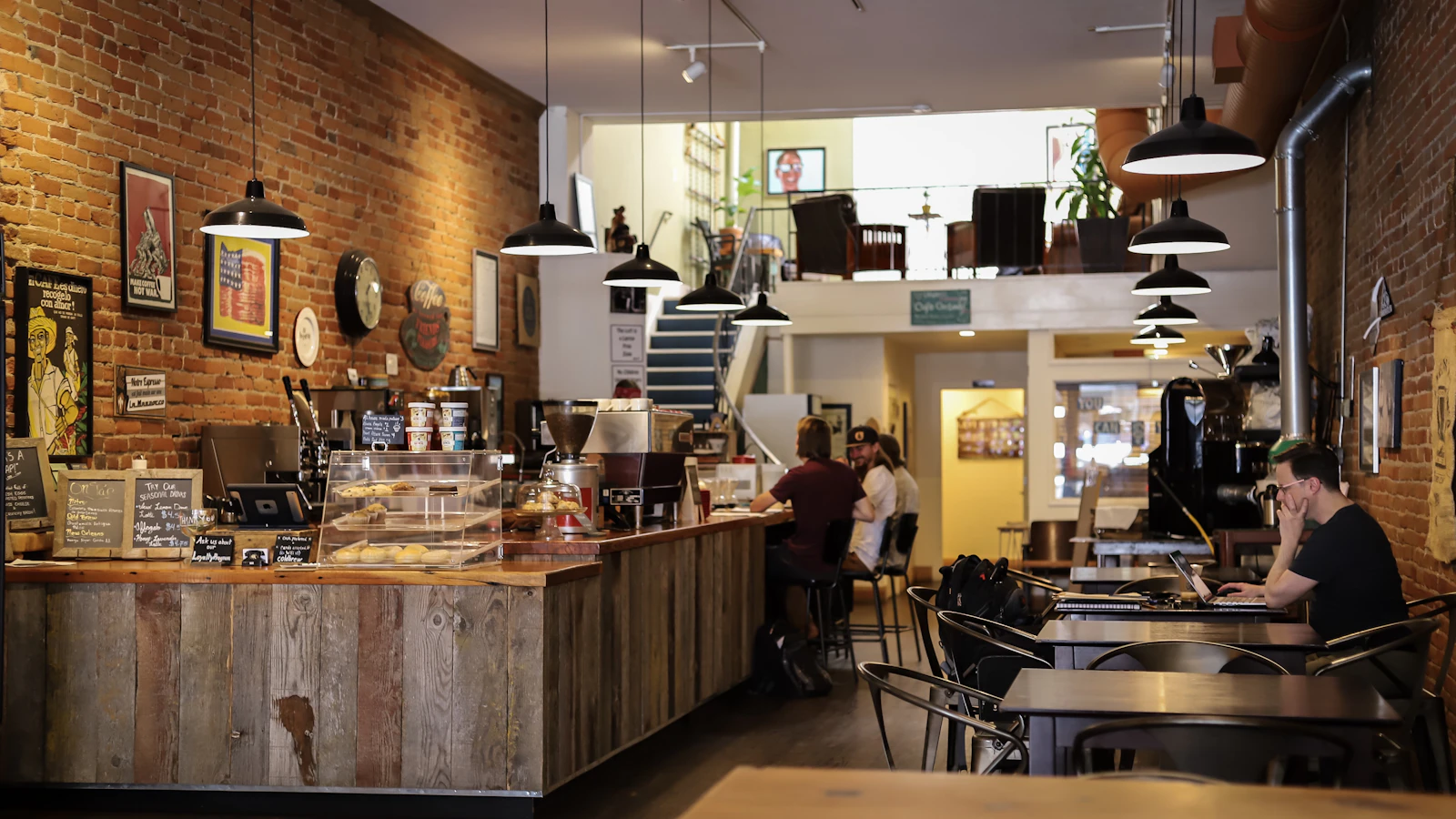 Un habitué au comptoir : la fidélité commence avant le programme