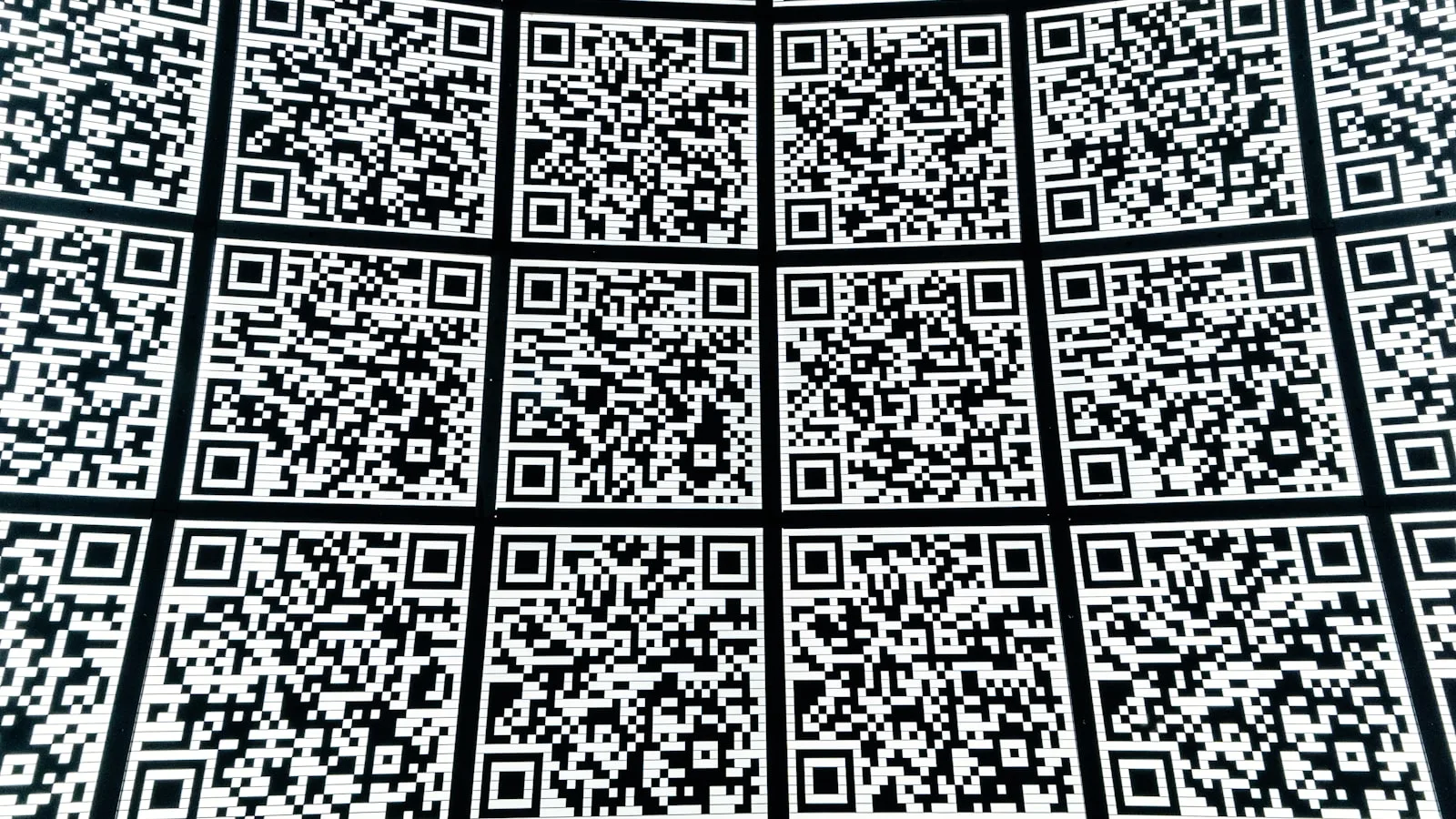 الرموز ثنائية الأبعاد مثل QR: لا يقرؤها إلا القارئ المصوّر