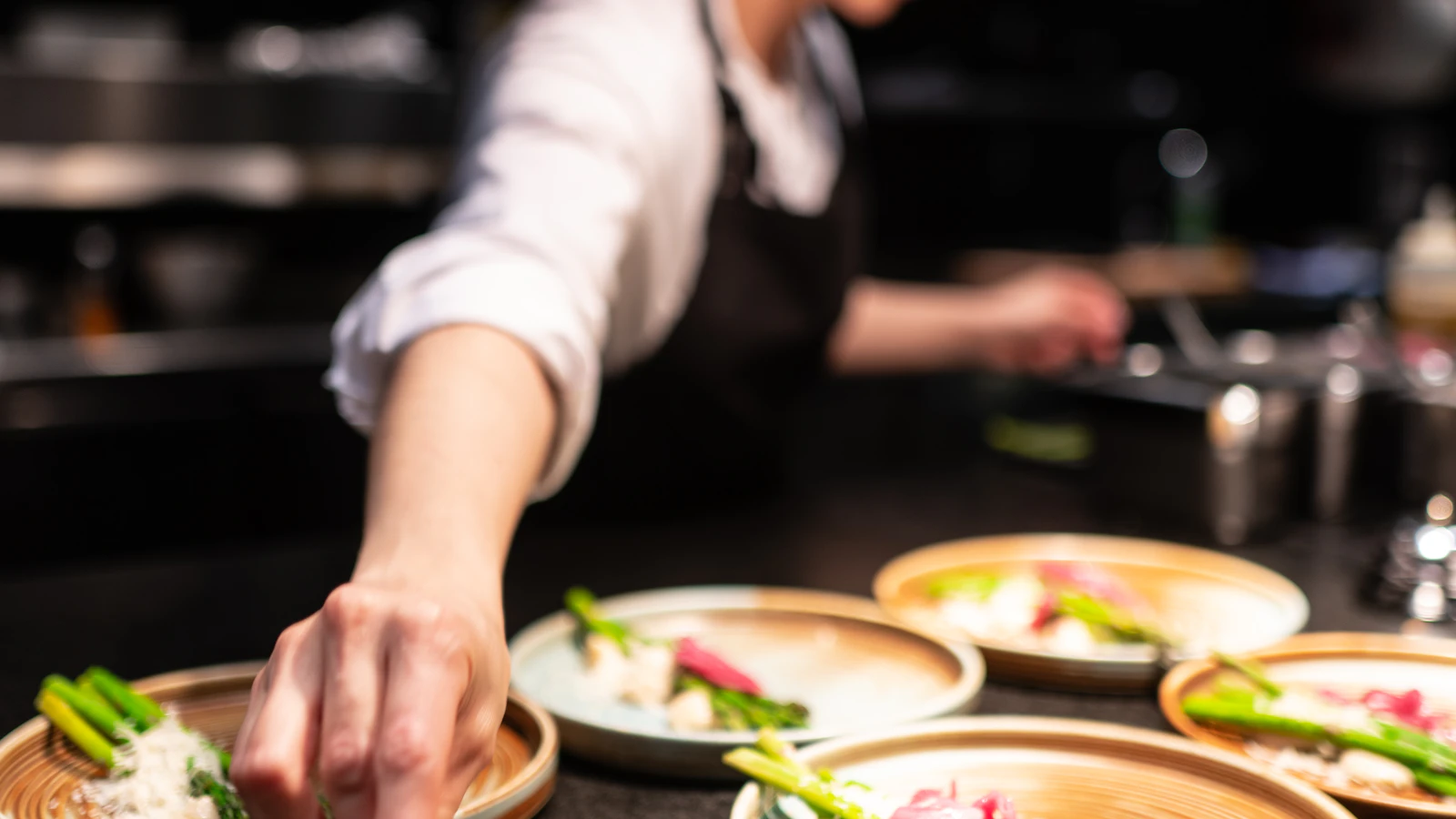 The pass during service: several stations, one order