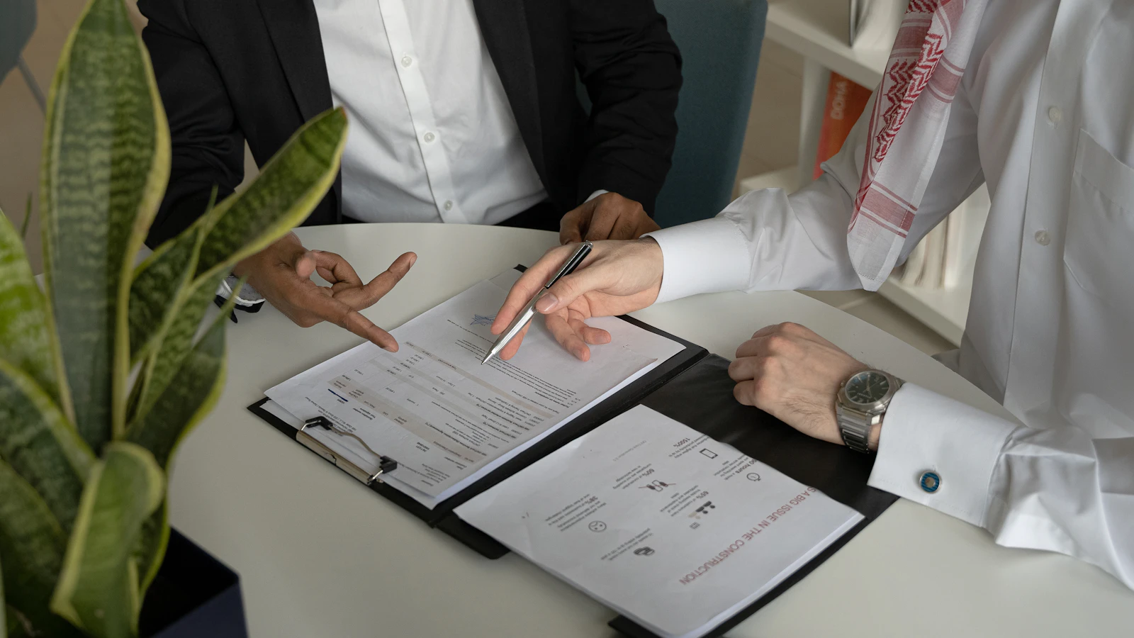 مستقل وزبونة مغربيان يراجعان عقد خدمات