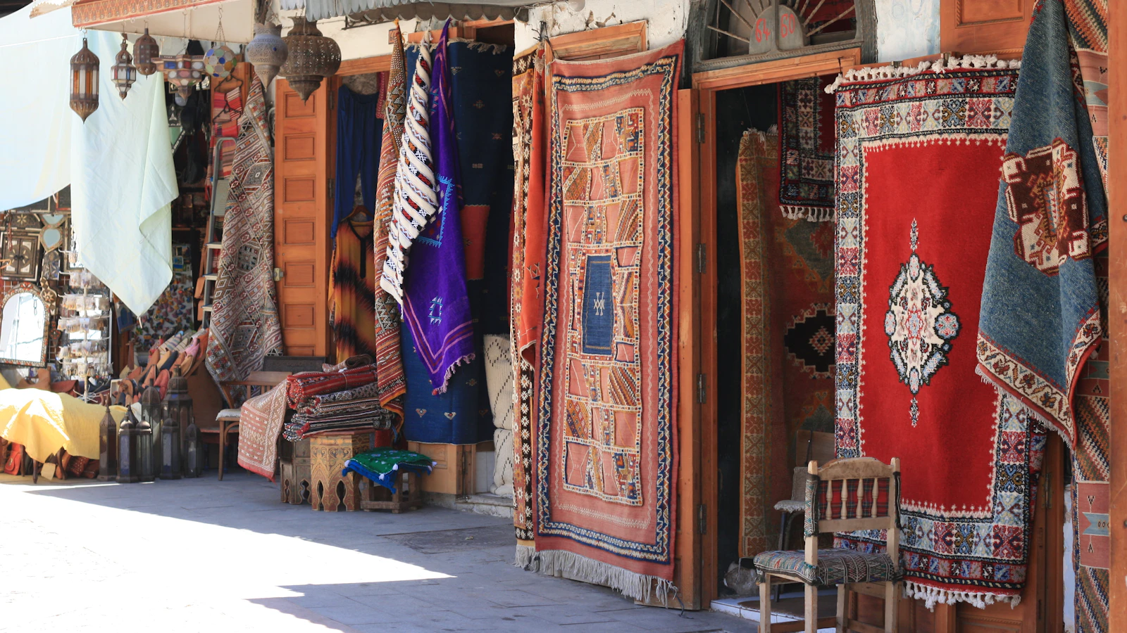 Devanture d'une boutique de tapis et d'objets artisanaux