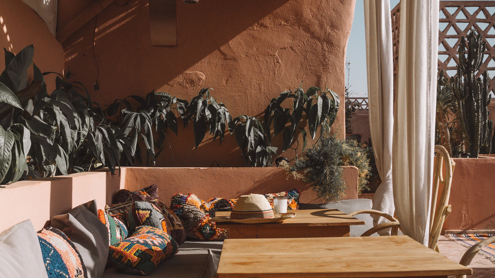 Une terrasse de restaurant aux couleurs de Marrakech