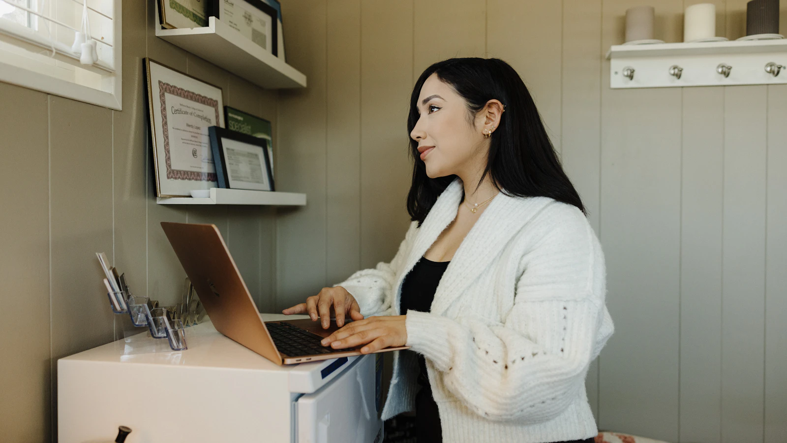 Entrepreneure évaluant un logiciel de facturation et son budget