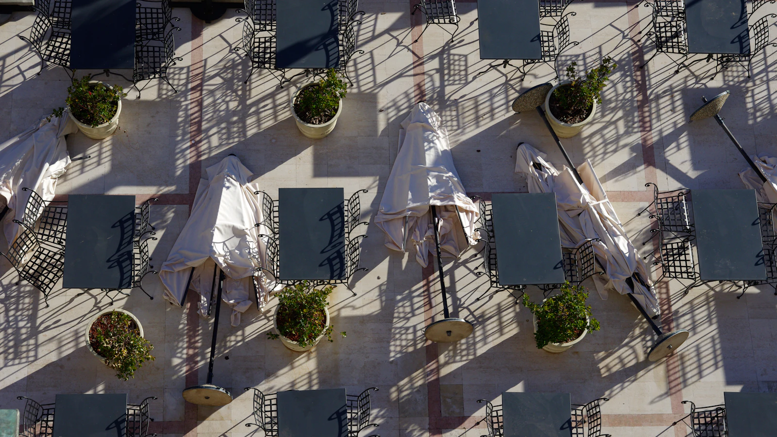 Une terrasse de café vide entre deux services