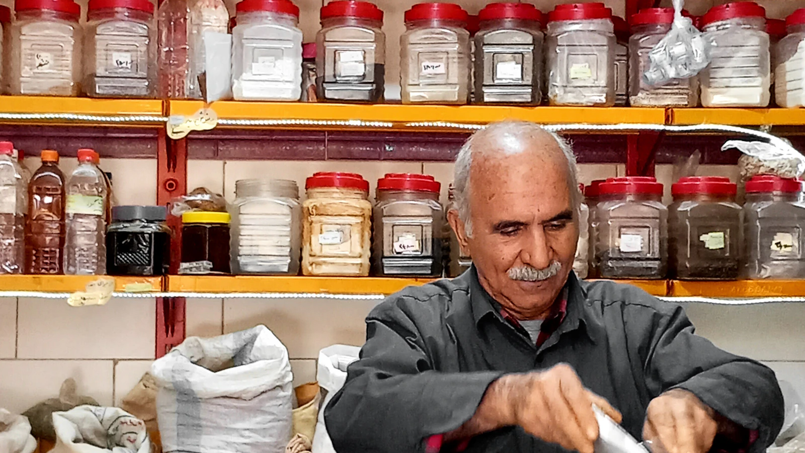 تاجر مغربي يحسب الهامش والدخل المتاح