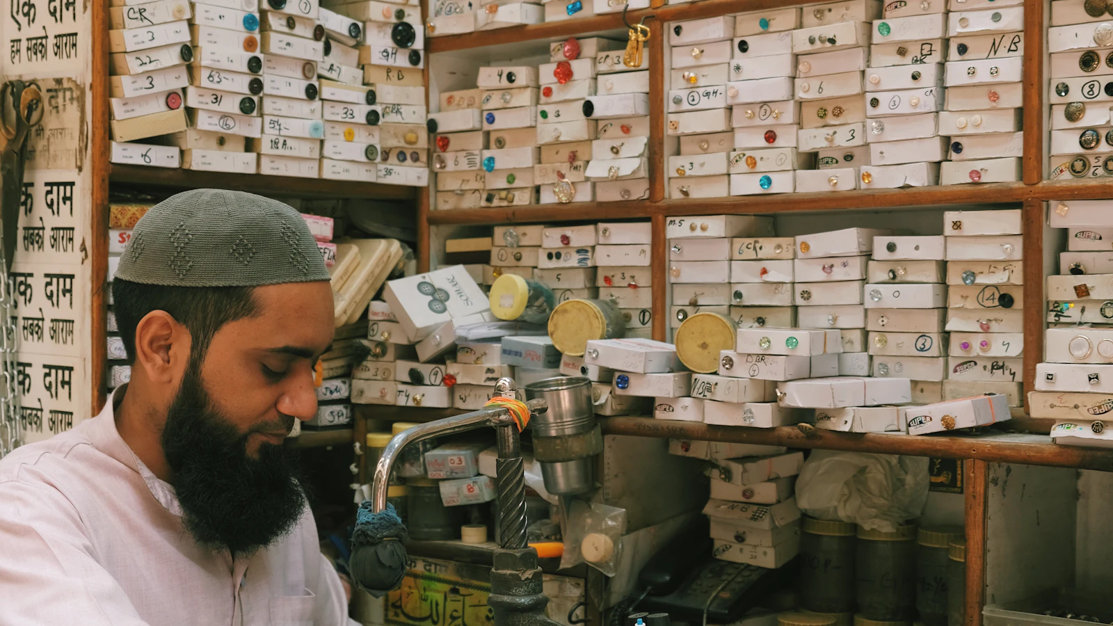 تاجر مغربي يحضر انتقال نشاطه إلى القطاع المهيكل