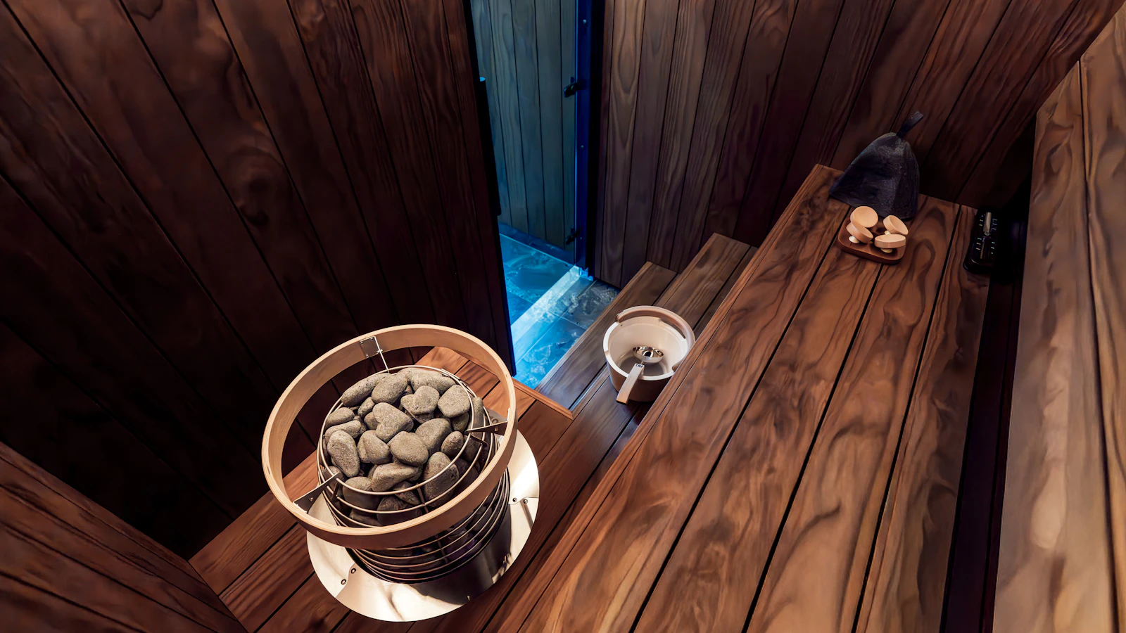 Intérieur en bois d'un sauna avec poêle à pierres