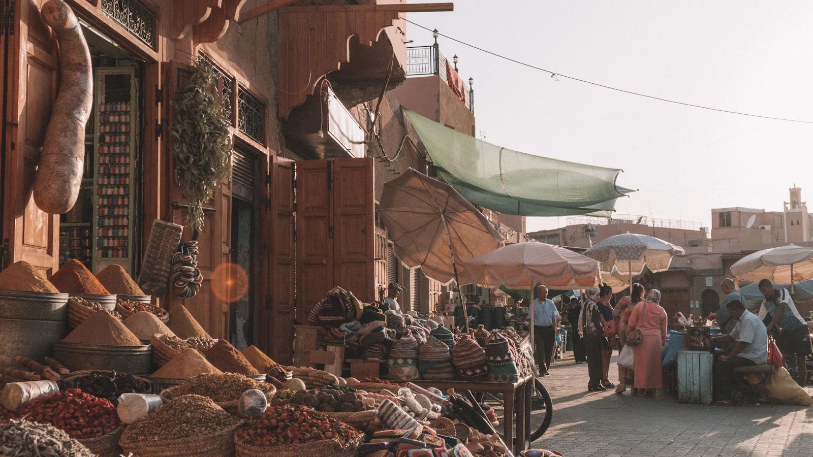 تاجر يهيئ التسجيل الضريبي لمحله في المغرب