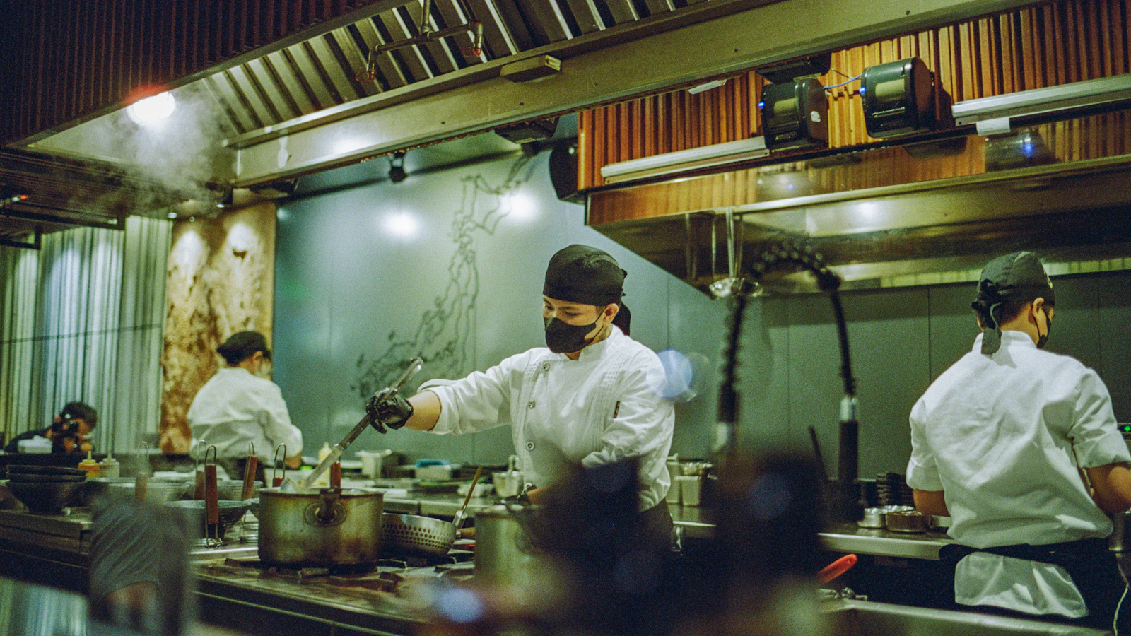 Équipe de cuisine coordonnant un service de restauration soutenu