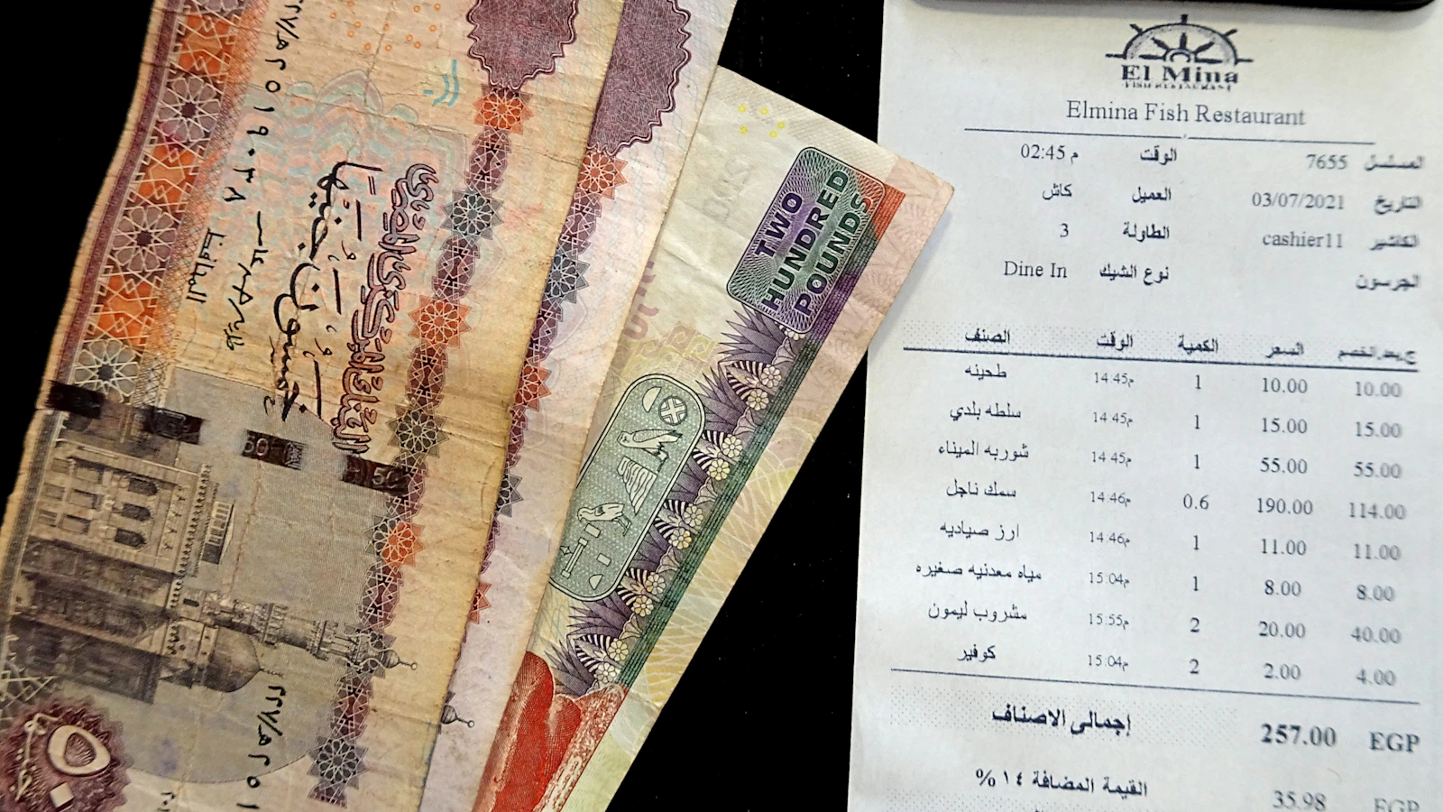 محاسب مغربي يرتب فواتير نهاية السنة المحاسبية