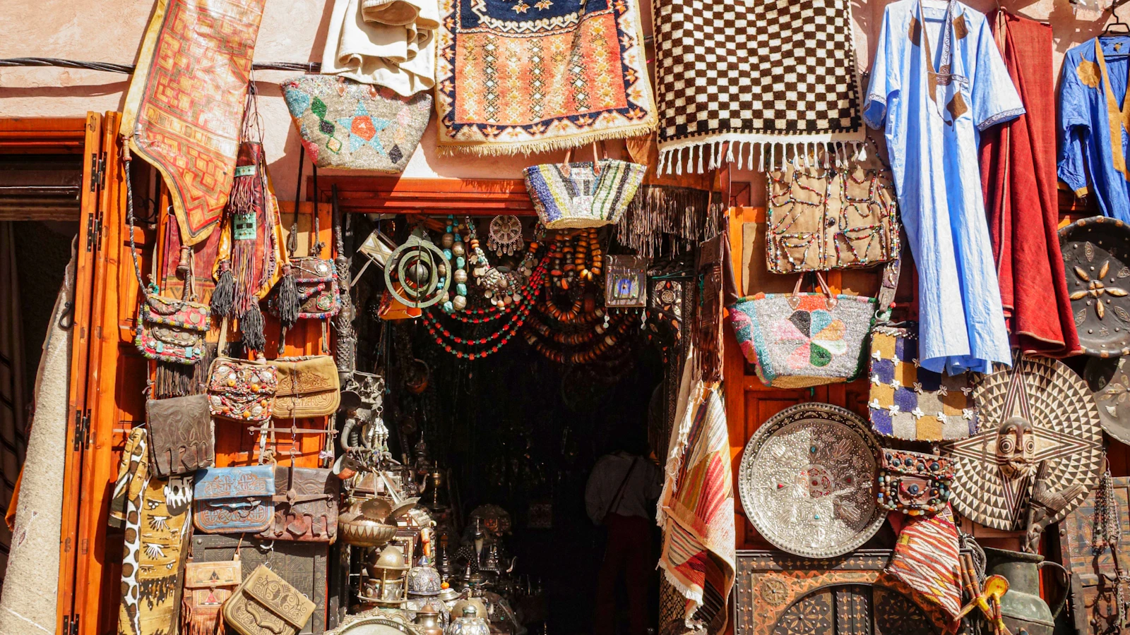 واجهة وتجهيزات محل خاضع للرسم المهني بالمغرب