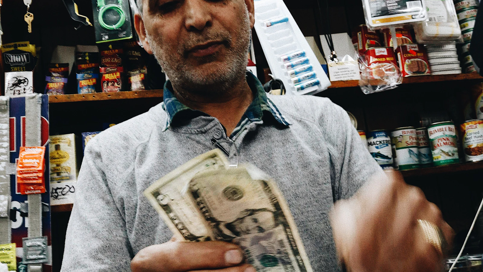 بيان إيداع وأوراق نقدية فوق شباك بنكي