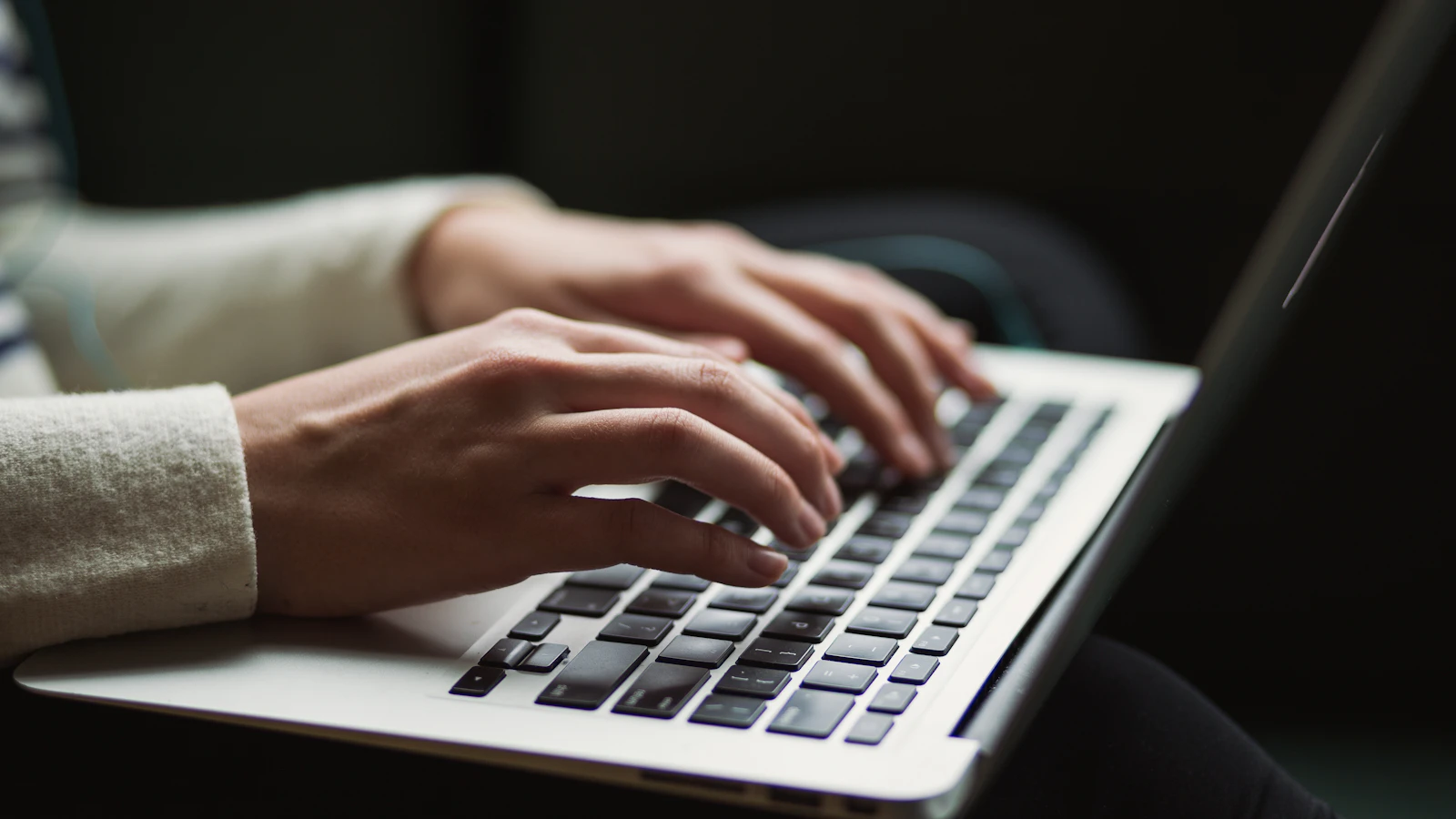 Five overdue-invoice email templates for Moroccan businesses