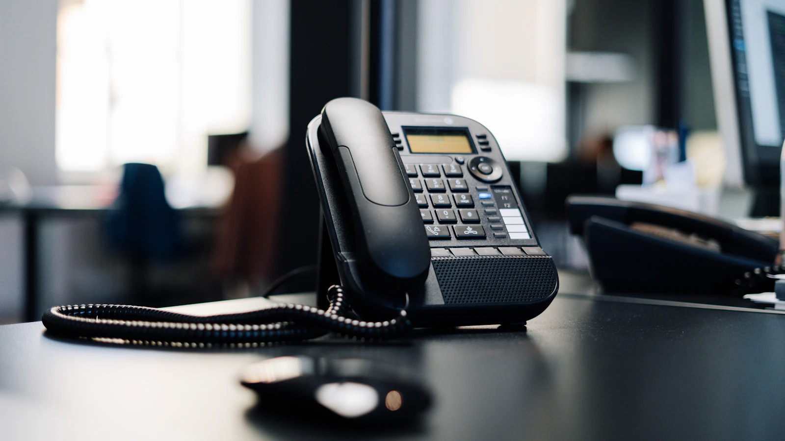 Responsable marocaine suivant un calendrier de relance de factures